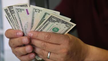 El dólar sigue bajando y esto es lo que significa para su bolsillo