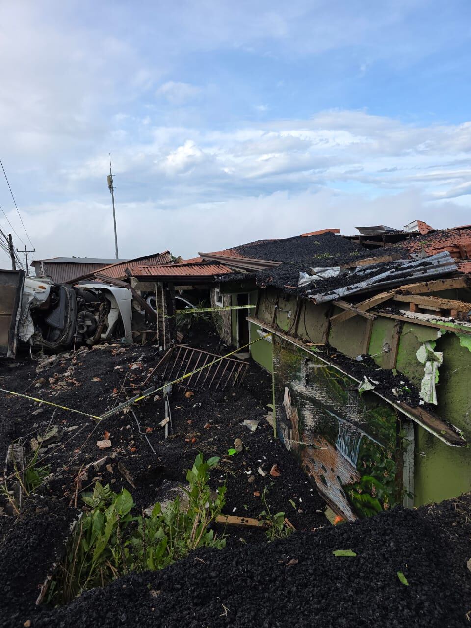 A cuatro metros de distancia fue donde quedó una vagoneta que por poco causa una tragedia para una famiia vecina de Banderilla de Cartago, carretera hacia Llano Grande. Foto: Roxana Portuguez para La Teja