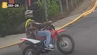 Buscan a motociclista que fue captado por cámara cuando cometió un indignente hecho contra una mujer