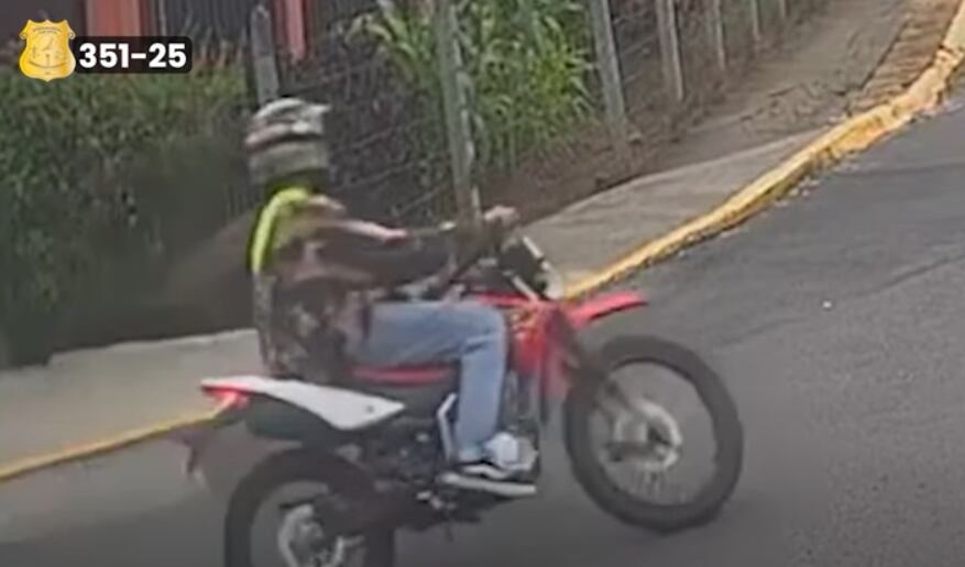 El sujeto fue grabado por una cámara de seguridad cuando se dio a la fuga.