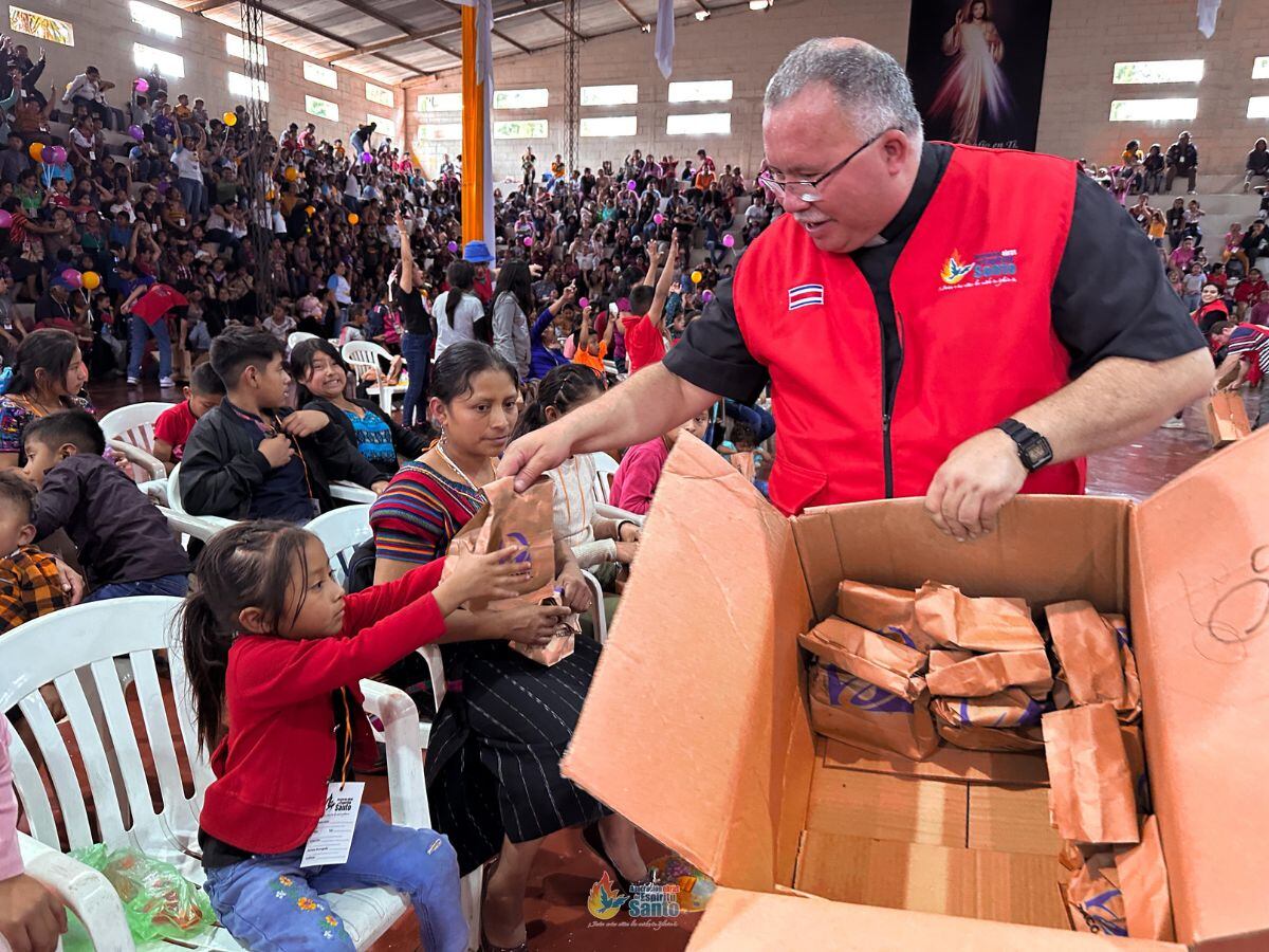 El padre Sergio Valverde tiene un corazón de oro y no se cansa de llevar felicidades a los pequeños de todo el mundo. Foto: Cortesía Obras del Espíritu Santo.