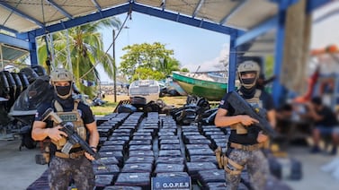 Persecución, balacera y decomiso de drogas: golpe a narcos con 102 bultos en el Pacífico