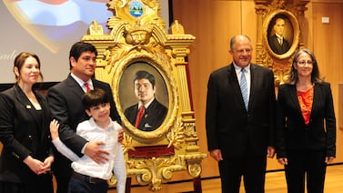 Carlos Alvarado rompió con la costumbre de los retratos presidenciales por amor a su hijo