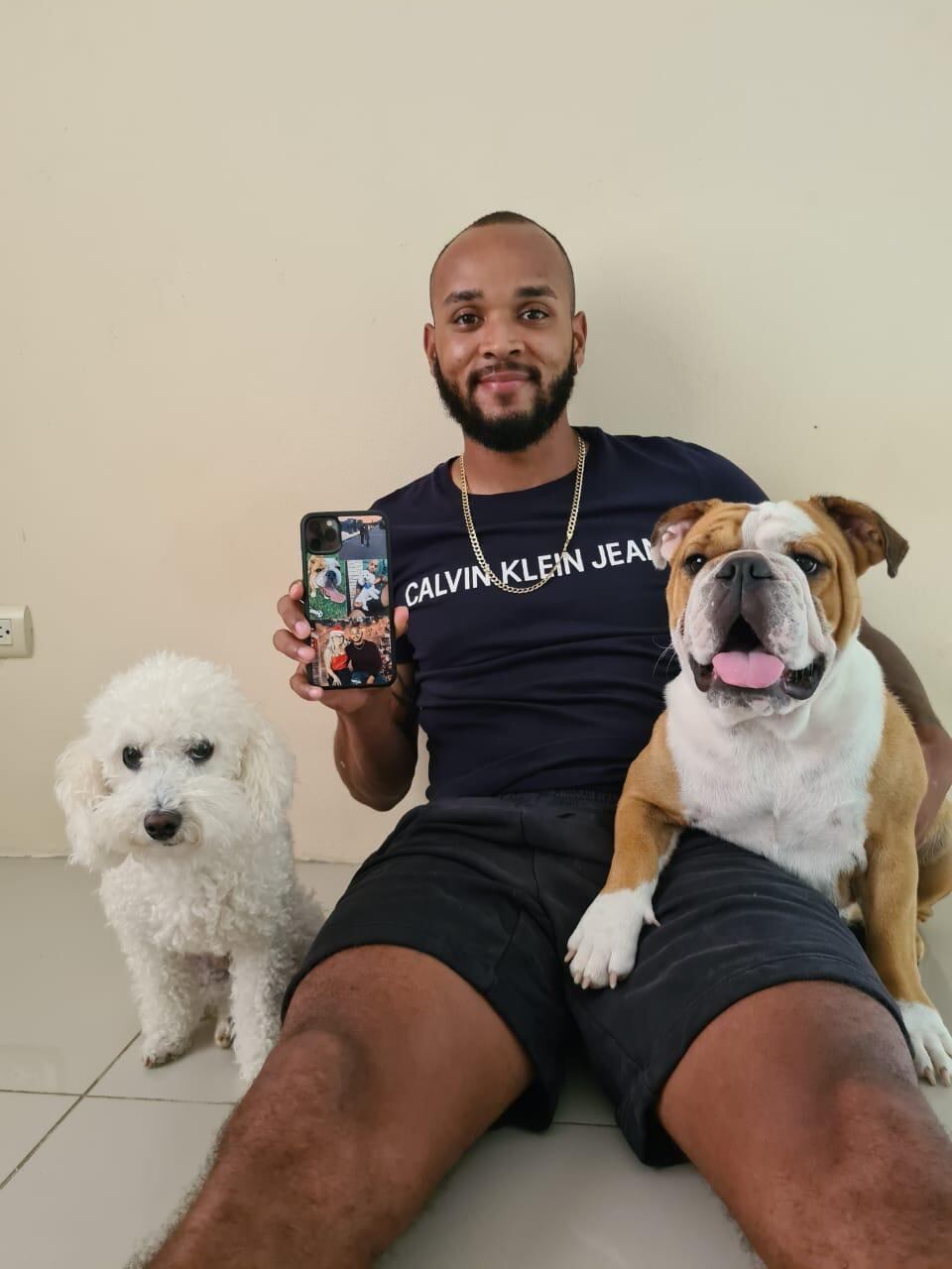 El defensor del Santos, Pablo Arboine y sus perros Baby y Holly. Cortesía.