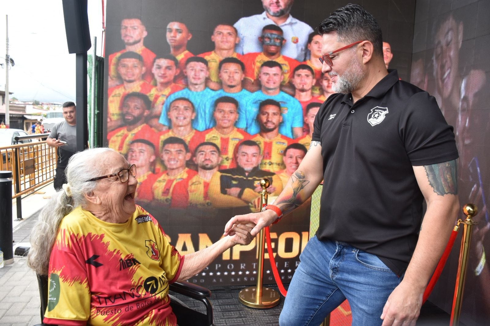 Aficionados llegaron a conocer la copa 32