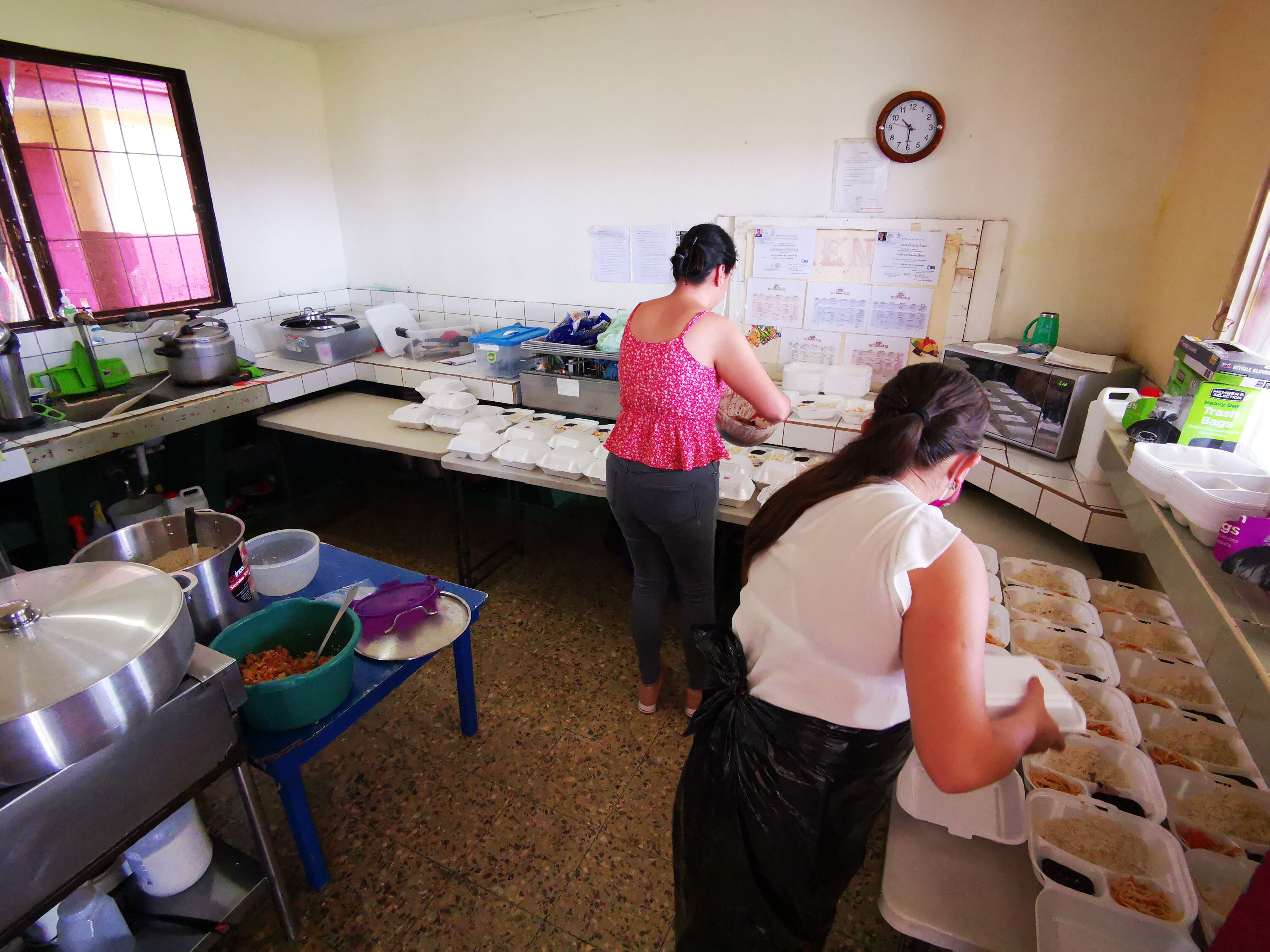 500 personas que viven en cuarterías de Chepe reciben tremenda ayuda de parte de Megasuper, muni de San José y Ejército de Salvación