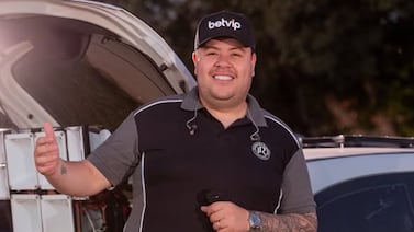 Avión en el que viajaba cantante se accidenta y se incendia