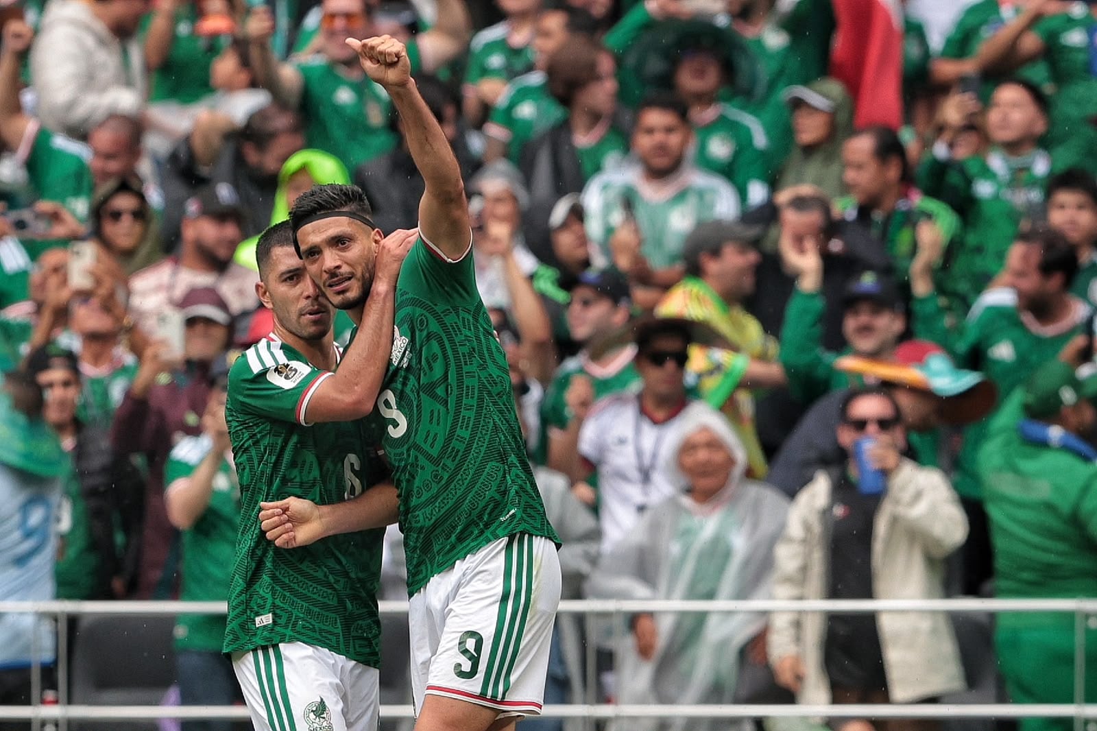 Erik Lira felicita a su compañero Raúl Jiménez (9), quien anotó el segundo gol para México en el inicio del Mundial 2026 ante Sudáfrica, en el estadio Ciudad de México.