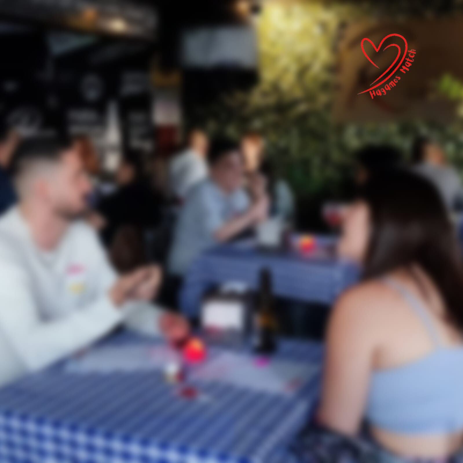 “Hagamos match”, organizado por Juan Carlos Sojo y en el cual un máximo de 10 hombres y 10 mujeres se ven en un lugar previamente reservado para que se conozcan. Las mujeres se quedan sentaditas sin moverse en una mesa y los hombres tienen 8 minutos para conversar con cada una de ellas hasta que conocen a las 10 y ellas a los 10