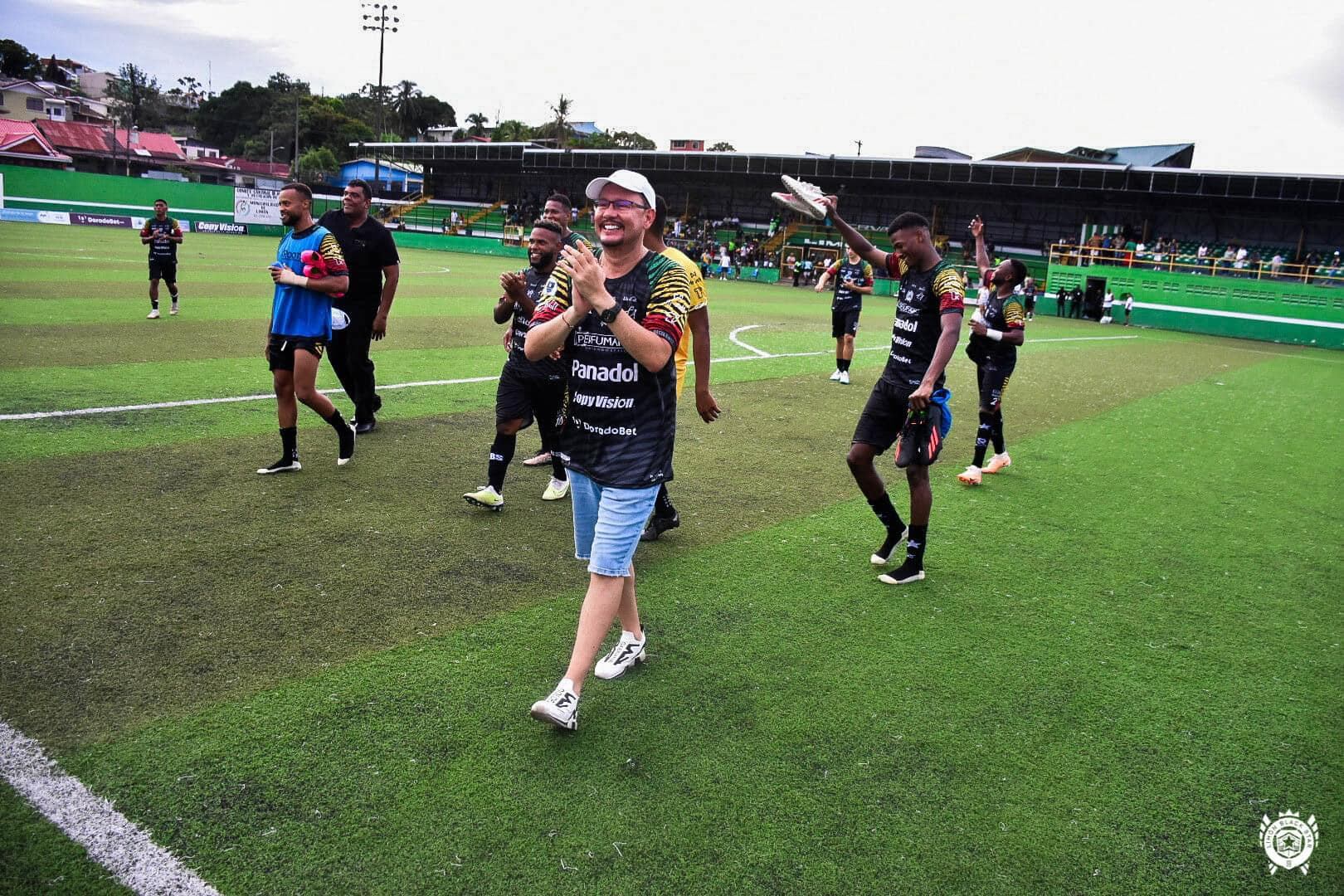 Celso Gamboa en un partido con Limon Black Star