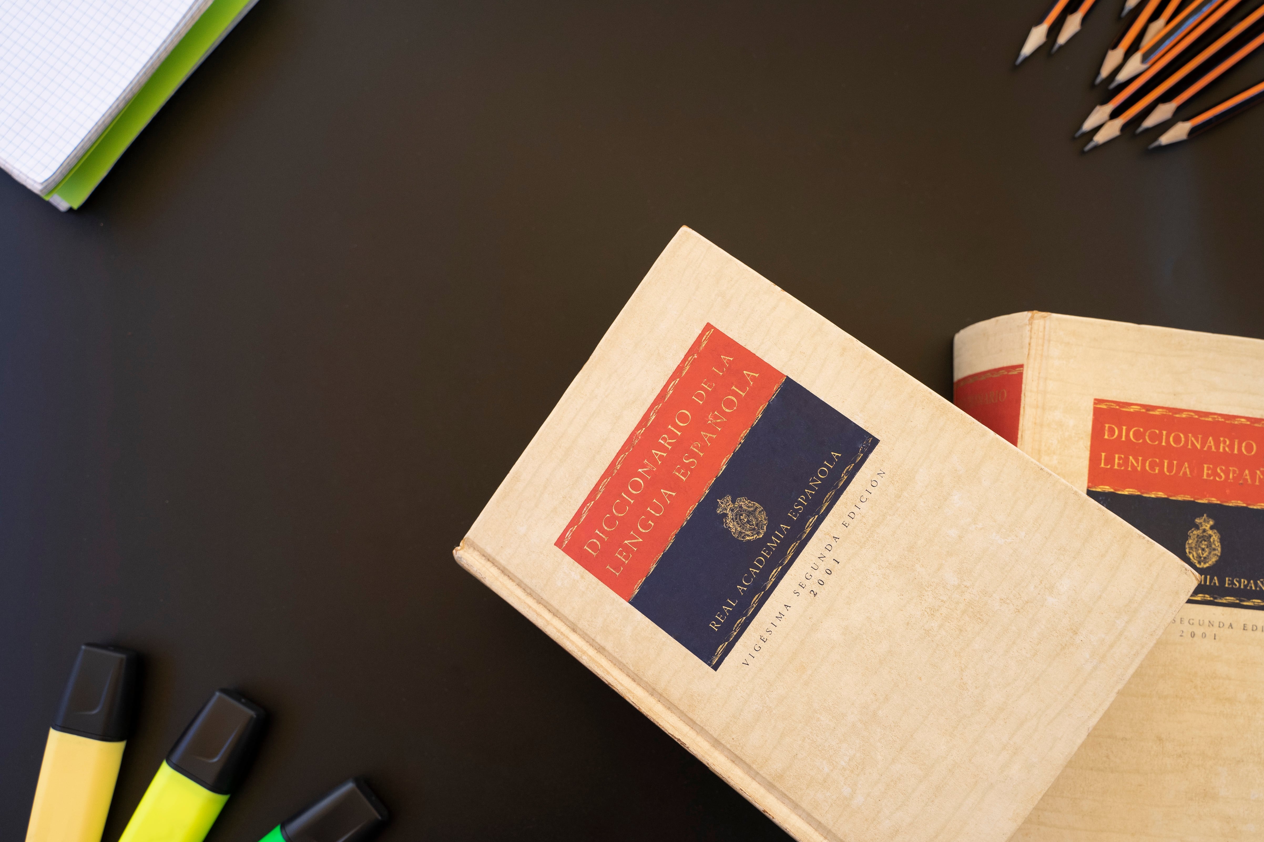 La decisión se debe a que ambas son dígrafos, es decir, combinaciones de dos letras que representan un solo sonido. Según la RAE, en un sistema alfabético como el español, solo deben considerarse letras los signos simples. Fotografía: