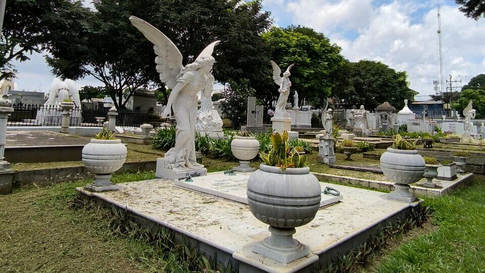 Caminata por San José lo lleva a conocer los secretos del Cementerio General.