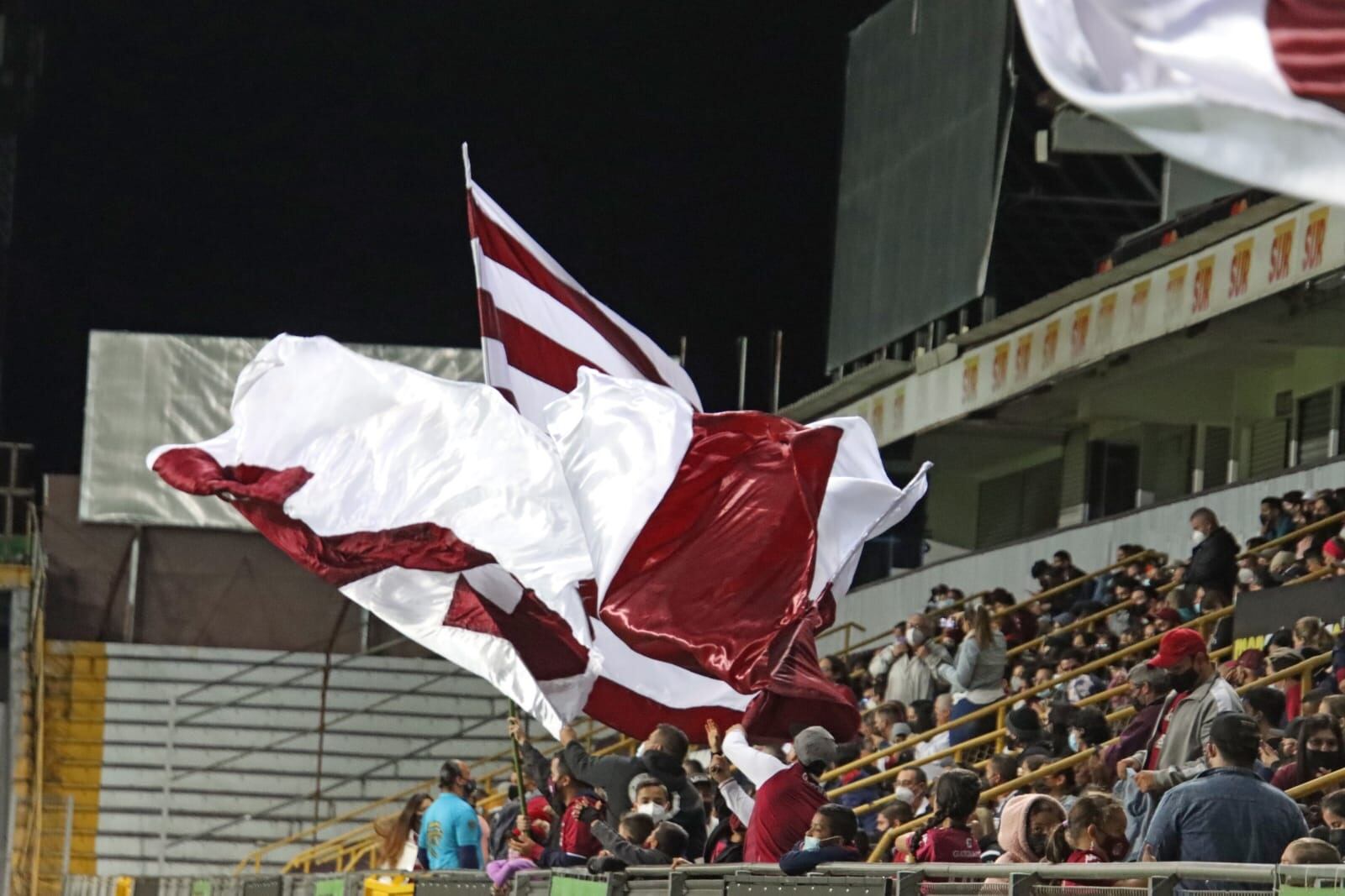 Aficionados de Saprissa que apoyan al equipo femenino. Cortesía.