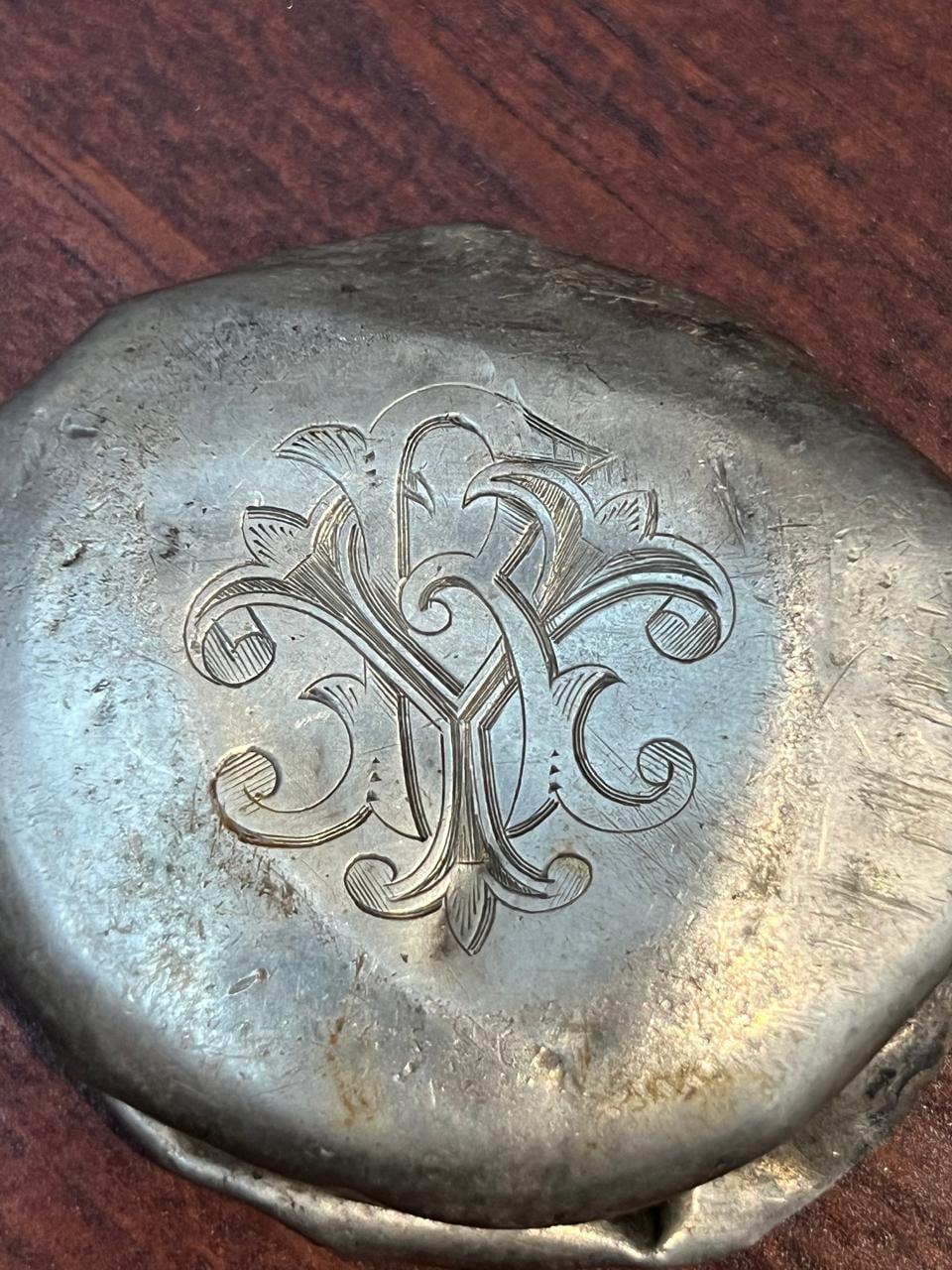 Buscar tesoros dejó de ser cosa de piratas y películas para David Molina Roldán, un vecino de San Juan de Dios de Desamparados que convirtió la curiosidad que heredó de su abuelita en una pasión que hoy lo lleva a recorrer el país entero