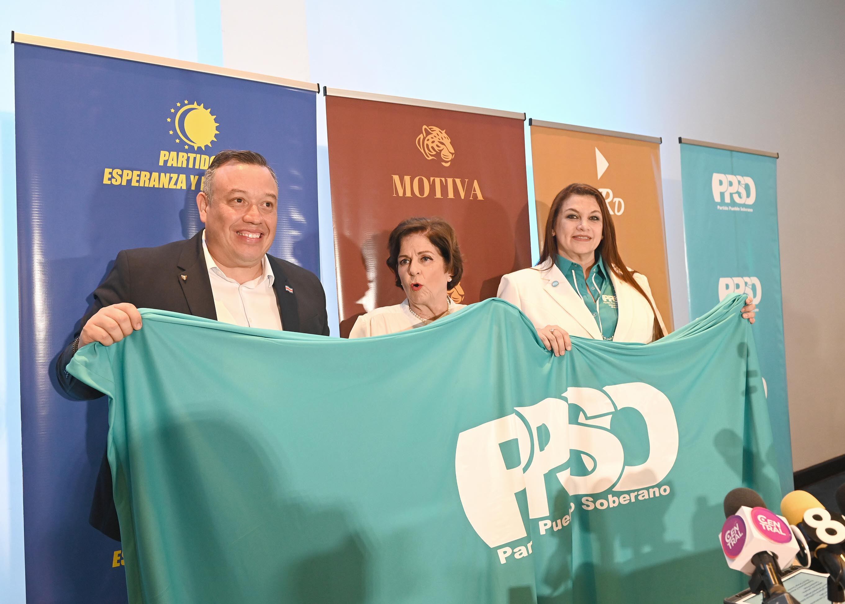 12 de julio del 2025. Parque Morazán. San José. 09:00 hrs. Anuncio oficial del partido político con el que participará el movimiento de Rodrigo Cháves en las próximas elecciones nacionales en febrero del 2026. En la foto:  Pilar Cisneros anuncia que el partido Pueblo Soberano representará a Rodrigo Cháves en las próximas elecciones. Foto: Albert Marín.