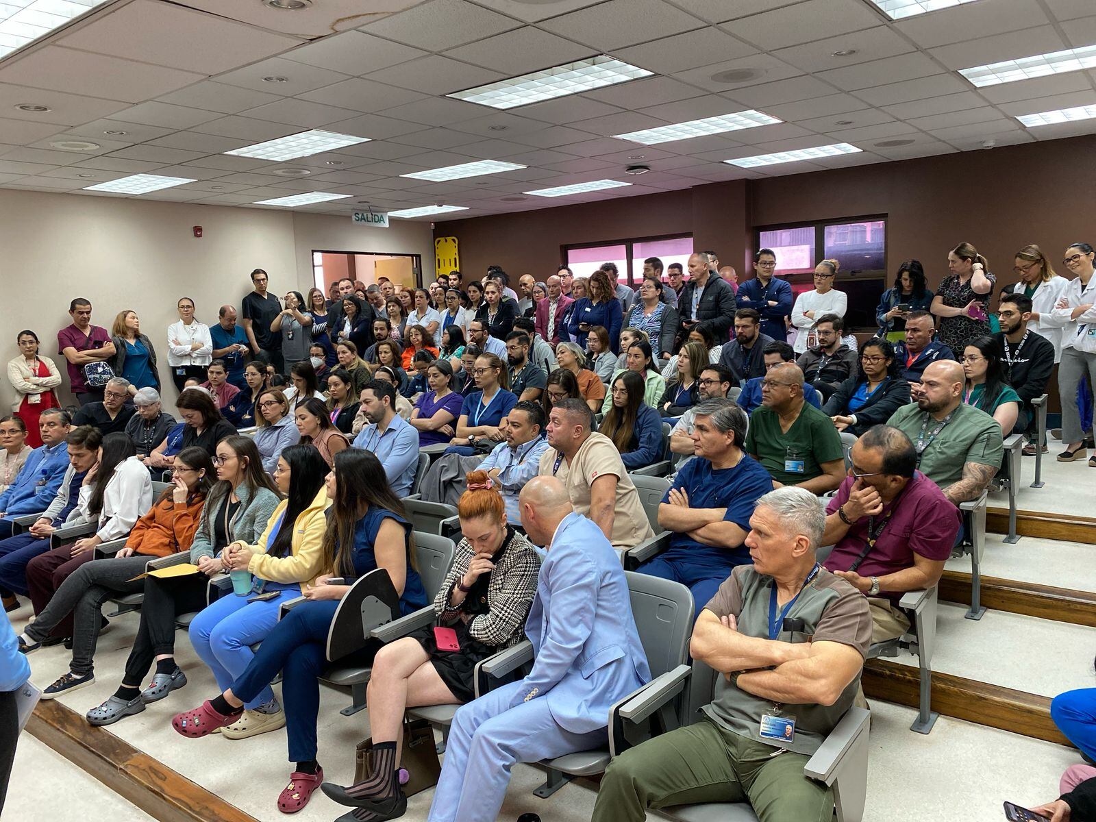 Los trabajadores del hospital Calderón Guardia iniciaron una huelga indefinida a las 8:30 a.m. del lunes 24 de febrero del 2025 para que no vuelva al puesto de directo el doctor Taciano Lemus