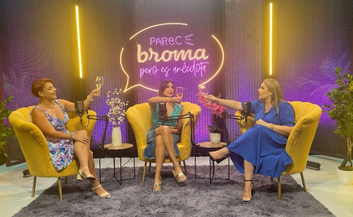 Katherine Ortega y Adriana Alvarado, en su podcast "Parece broma, pero es anécdota".