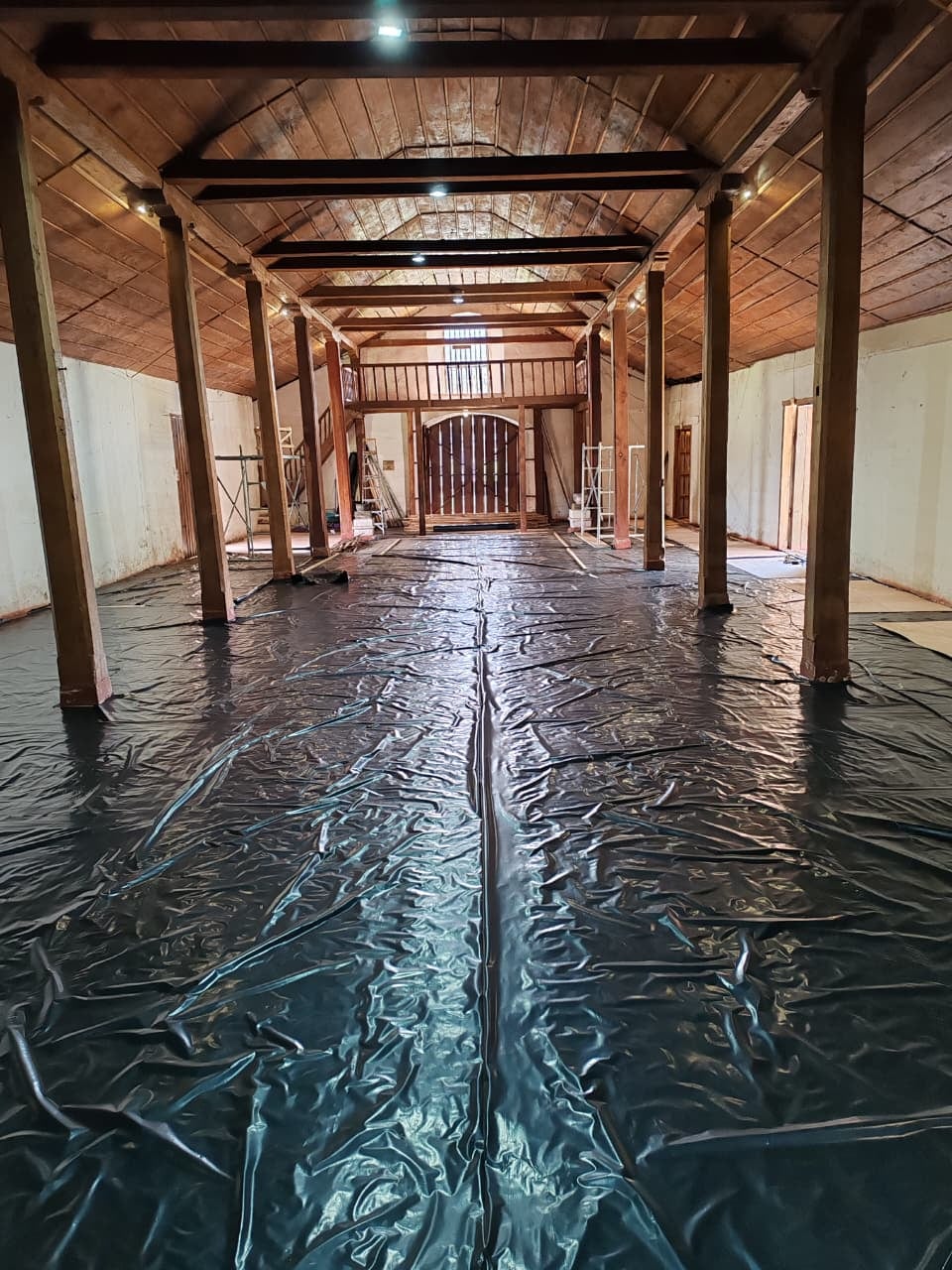 लुईस अलेजांद्रो चावेरी चावेझ, 30 वर्षांचे आणि ओरोसी डी कार्टागोचे रहिवासी, 22 वर्षे ओरोसी येथील वसाहती मंदिरात स्वयंसेवक मार्गदर्शक म्हणून काम करत होते आणि मंदिर नूतनीकरणासाठी बंद असल्यामुळे त्यांना आता आर्थिक गरज आहे.