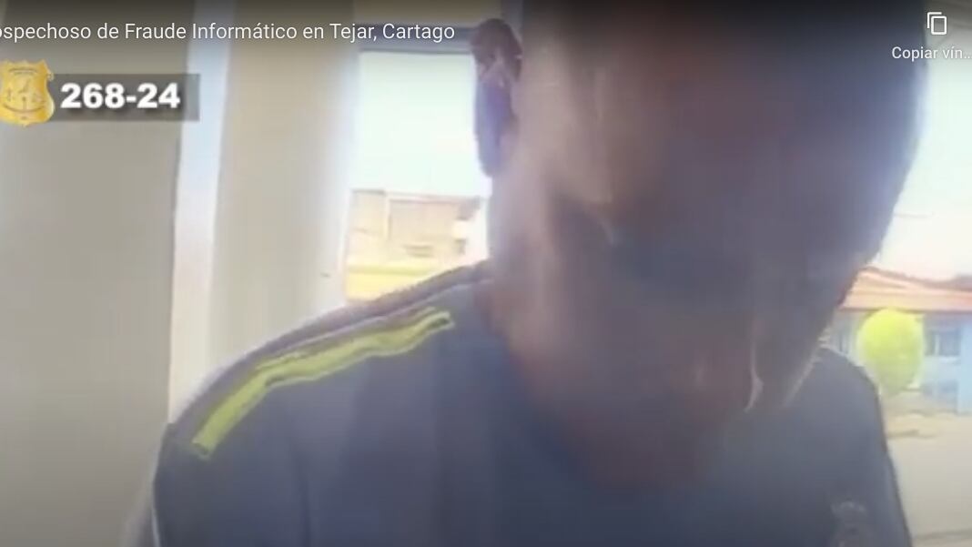 Un sujeto de entre 35 años y 45 años es sospechoso de sacar del cajero plata ajena, producto de una estafa. Foto: OIJ