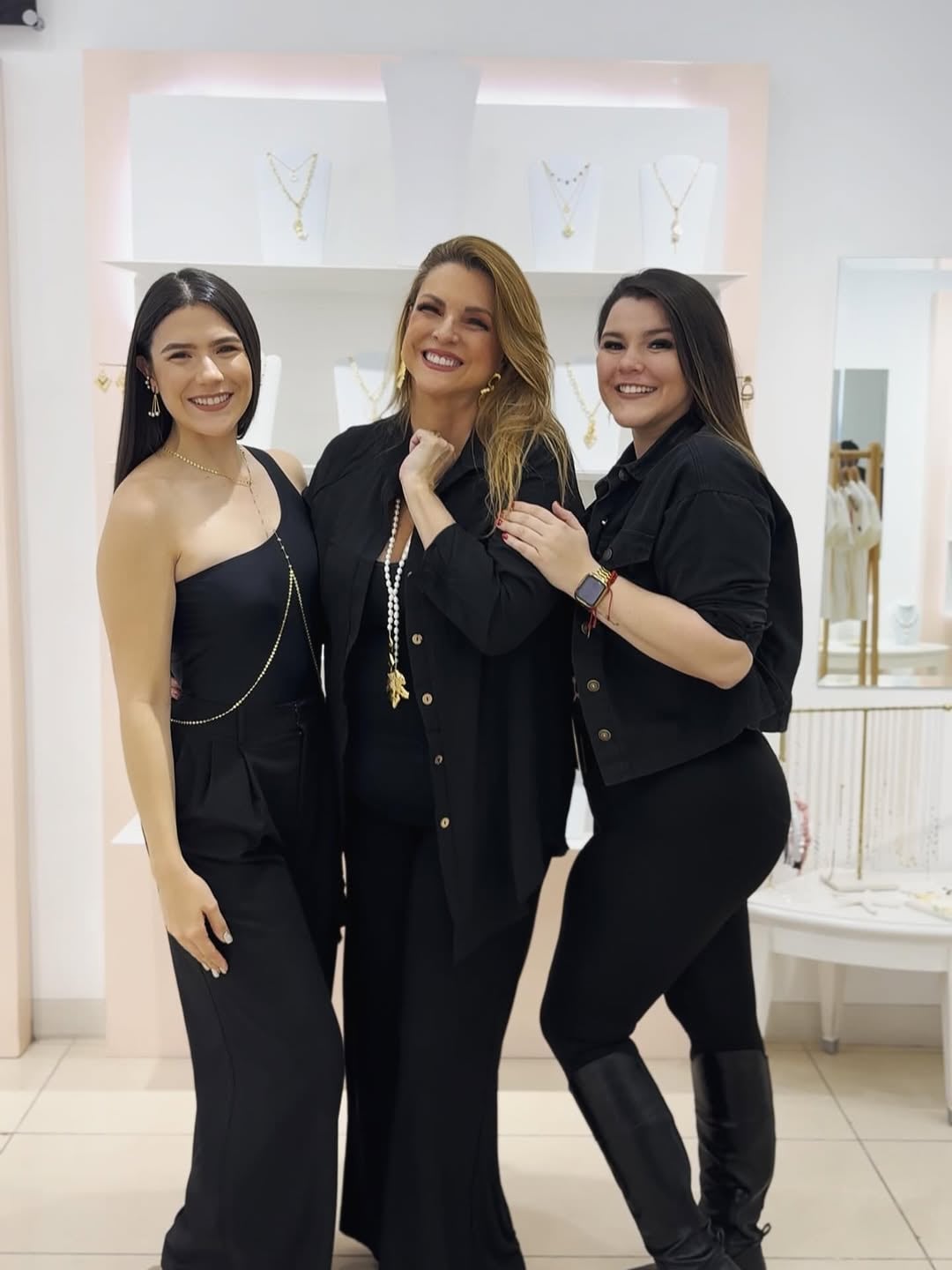 Chef Viviana Muñoz, de Viviana en tu cocina, junto a sus hijas Bárbara y Daniela.