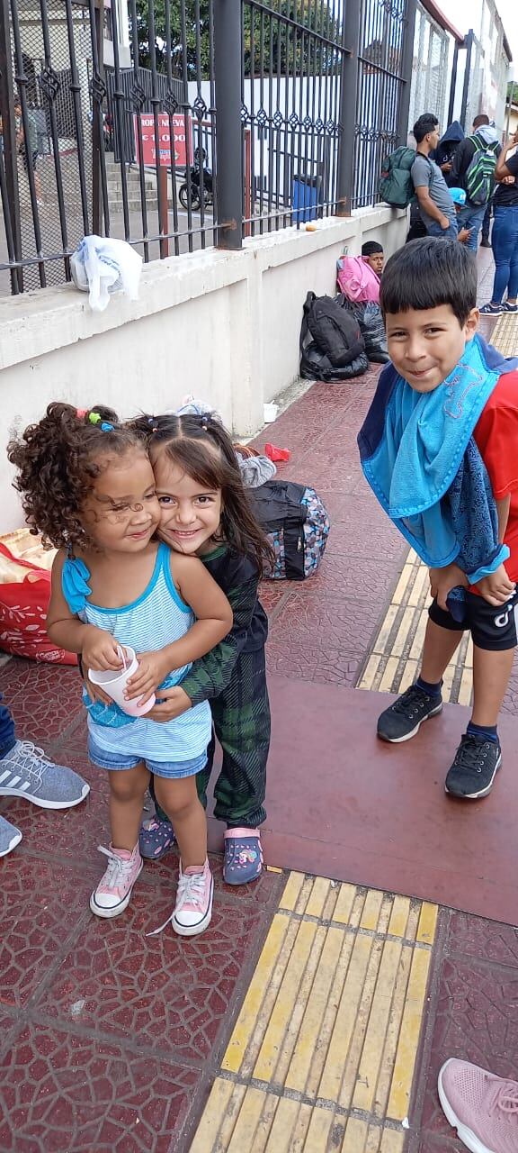 Desde el 28 de octubre del 2022, Migración puso dos buses diarios para que venezolanos lleguen a Panamá. El objetivo es que los sudamericanos puedan agarrar un vuelo desde tierras canaleras hasta Venezuela. Desde el 28 de octubre del 2022, Migración puso dos buses diarios para que venezolanos lleguen a Panamá. El objetivo es que los sudamericanos puedan agarrar un vuelo desde tierras canaleras hasta Venezuela. En la foto, las niñas Diosana Rivas (primera de celeste) adelante de Alexa Rivas y a la par Isaac Rivas.