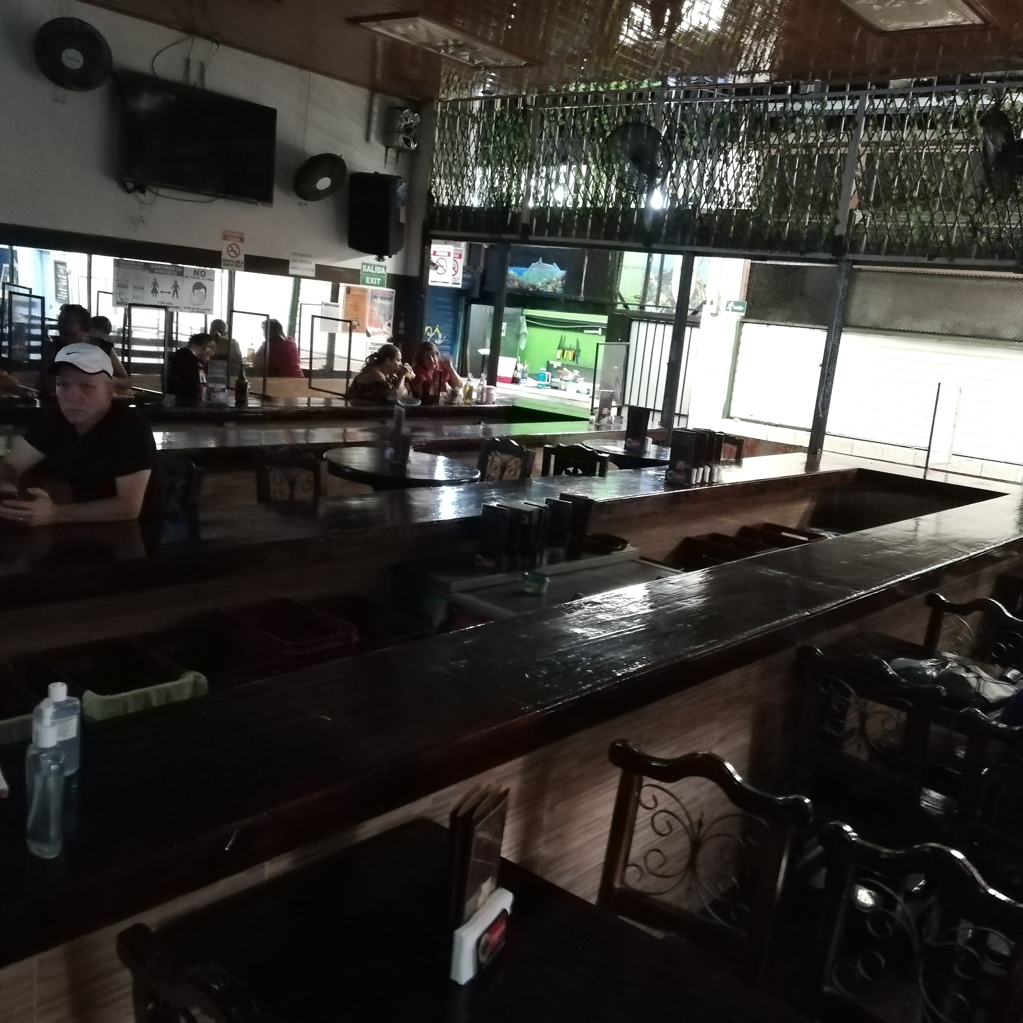 Bernardo “Nano” Chávez, el descubridor del exfutbolista Froylán Ledezma, reinaguró la barra del bar Super Cholo Gigante en el mercado de las carnes en Chepe centro,