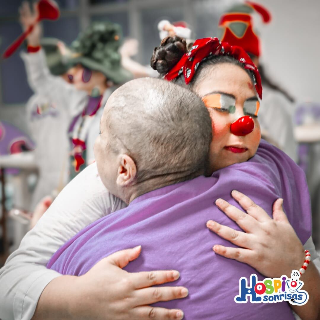 La microbióloga Angie Cervantes Rodríguez creó en el 2007 Hospisonrisas. Ella es la payasita "Solución Salina 90-60-90". Los doctores sonrisa alegran a pacientes, familiares y personal médico de todos los hospitales del país.