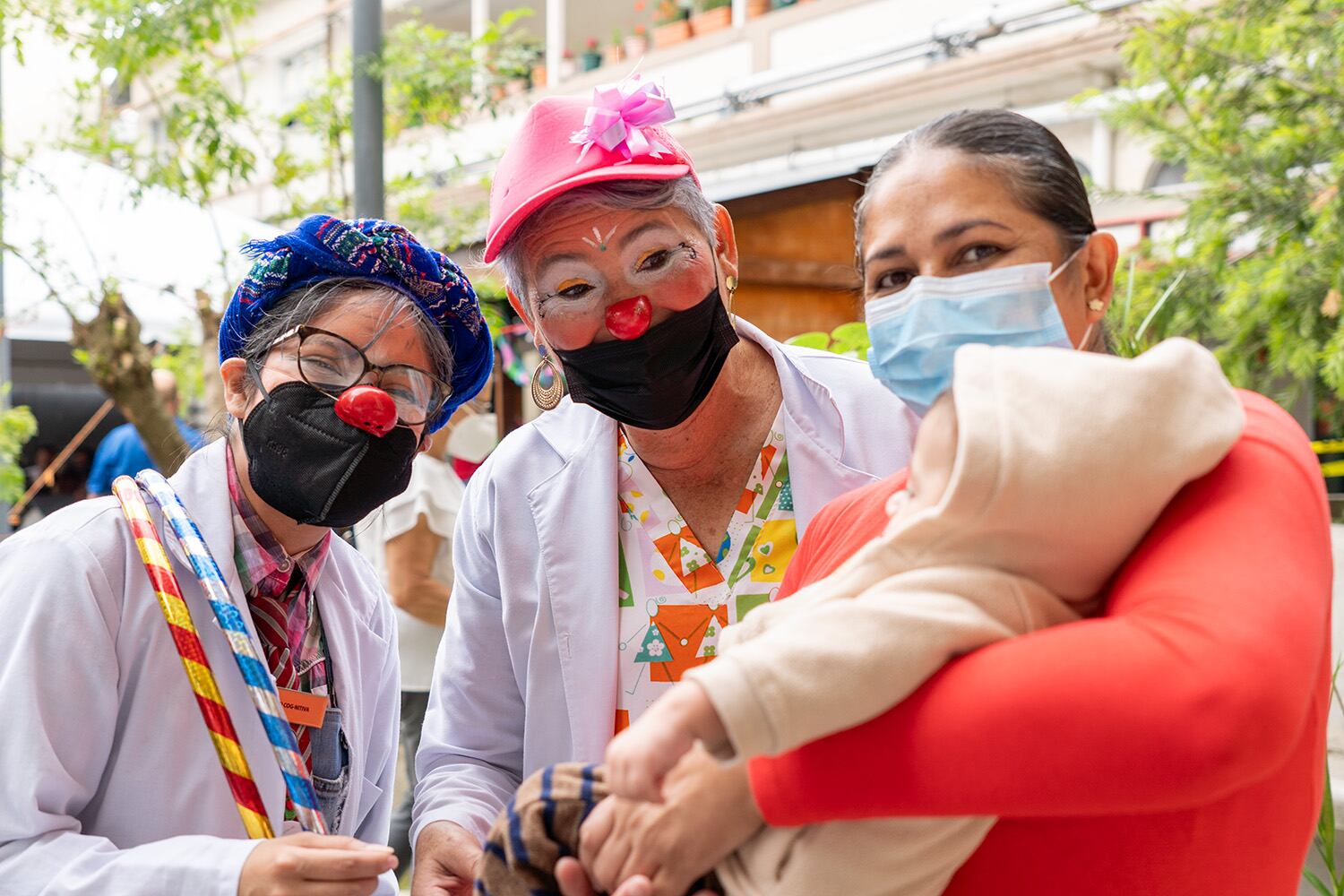 Doctores payasos curan a los pacientes de los hospitales con humor y amor