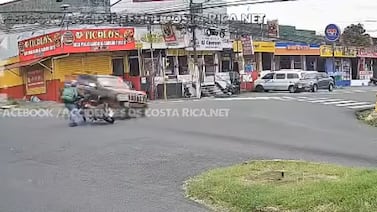 (Video) Repartidor en moto burló a la muerte con reflejos dignos de película