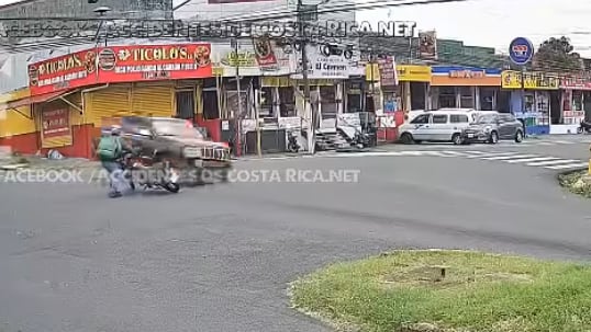 Un repartidor en moto resultó tener buenos reflejos, como un gato, y esquivó un accidente en carretera que pudo terminar en tragedia. Foto: Captura de video