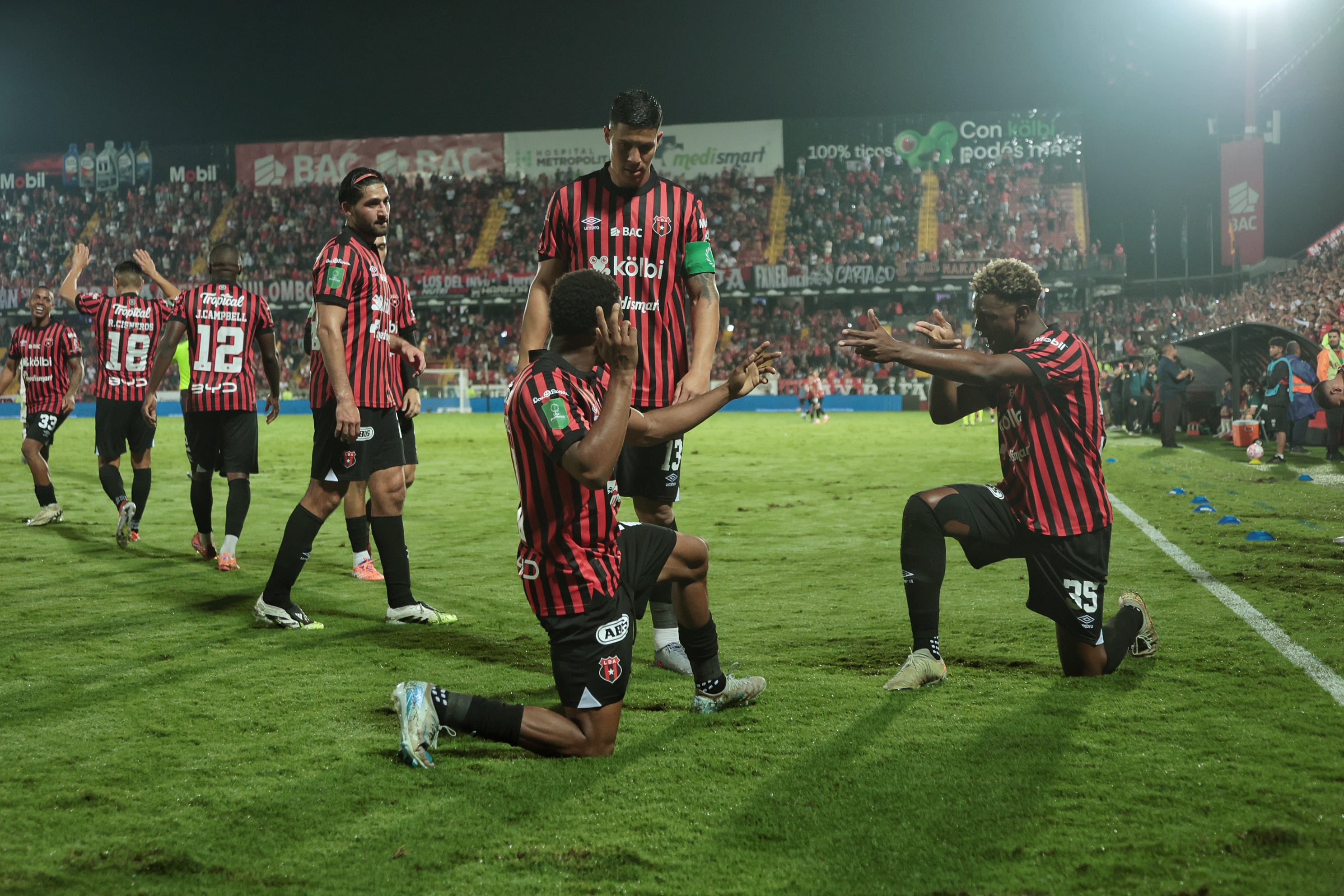 19/10/2025/ Juego entre Liga Deportiva Alajuelense vs Deportivo Saprissa por la jornada 13 del torneo apertura de la Liga Promerica en el estadio Alejandro Morera Soto / foto John Durán