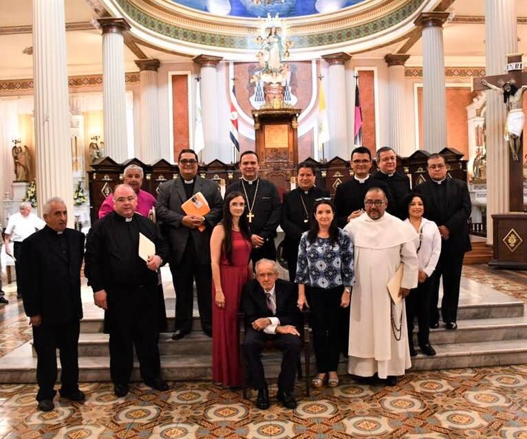 El camino a la santificación de la Niña Marisa (María Isabel de Jesús Acuña Arias), Sierva de Dios, sí avanza y con paso firme, de acuerdo a lo que nos aseguró el padre Alejandro Jiménez Ramírez, postulador de la causa de canonización. El 19 de marzo del 2018 monseñor, José Rafael Quirós, firmó el documento oficial para iniciar el proceso de canonización, el cual se envió al Vaticano y fue aceptado, por eso ya a la Niña Marisa se le puede llamar Sierva de Dios