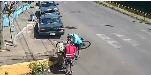 Ciclista atropelló a adulta mayor en Grecia