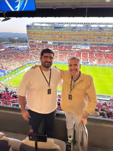 Ignacio Santos junto a su hijo Rodolfo Santos disfrutando de uno de los partidos en el Mundial 2026