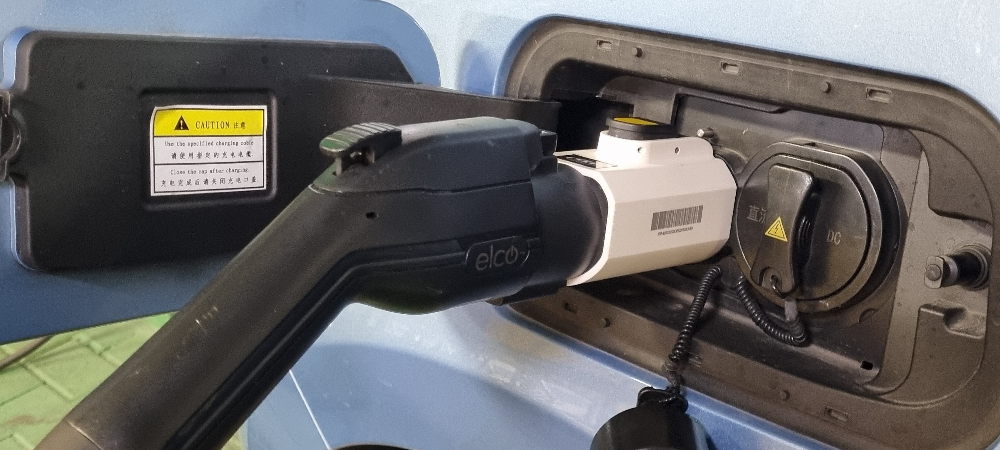 Vehículo conectado con un cargador eléctrico