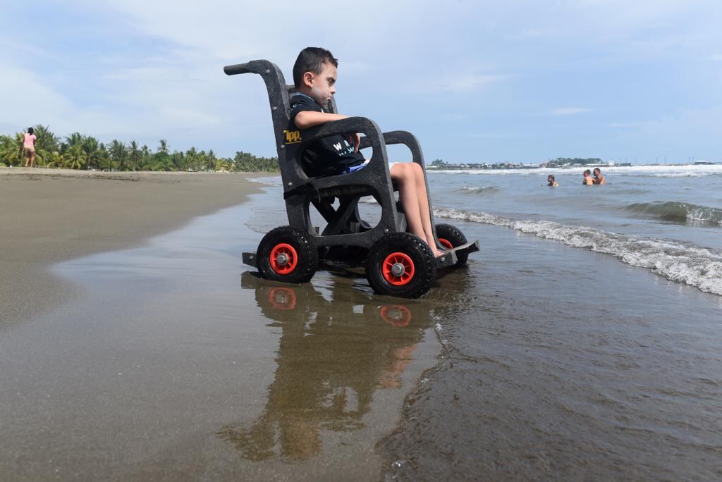 Inauguran proyecto de playa accesible en playa de Cieneguita, en Limón. Foto ICT.