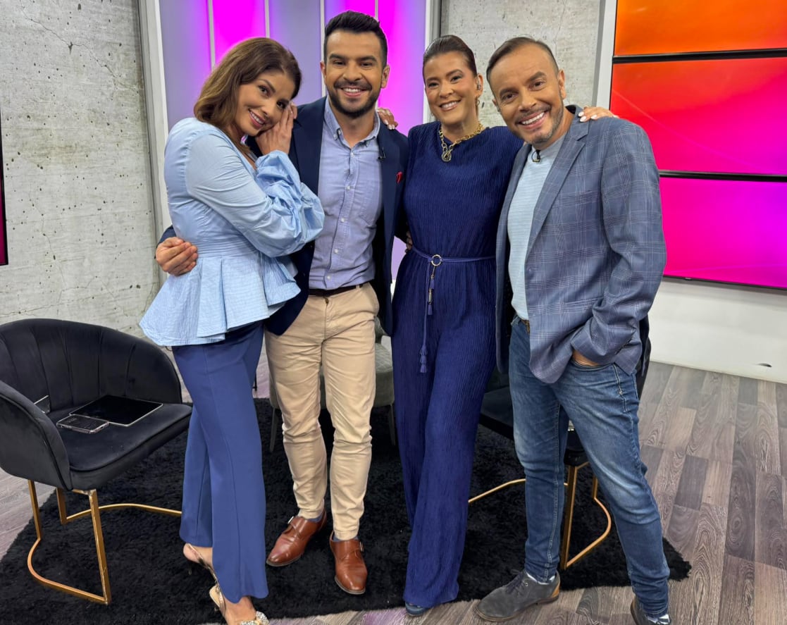 Sergio González y los presentadores de La Revista de canal 8.