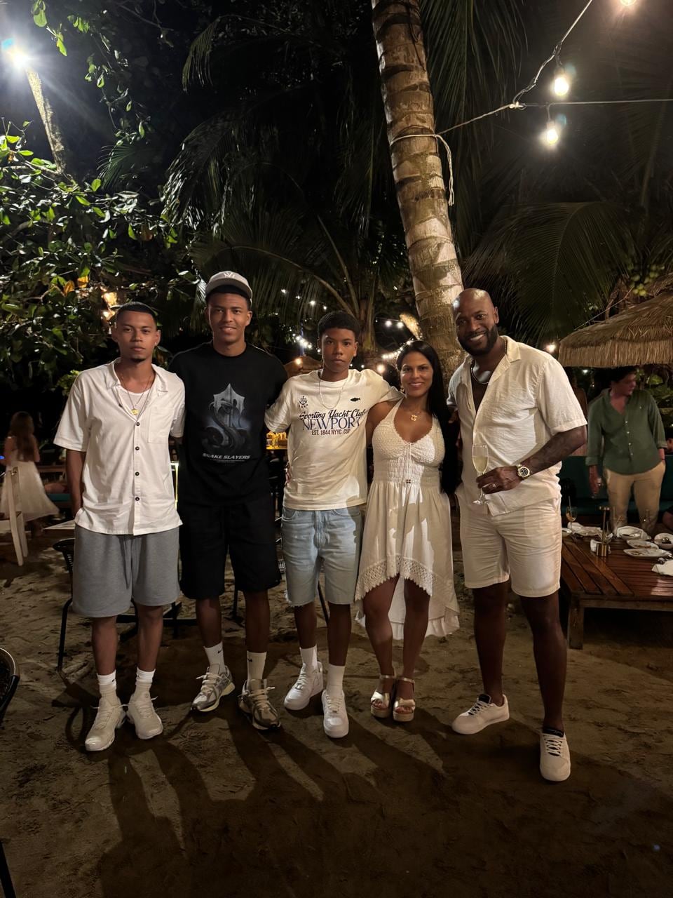 Derek Woodly (de negro) debutó el sábado en el juego entre Saprissa y Herediano.