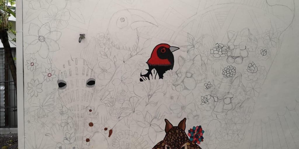 Pintar las paredes de la casa a partir de un boceto hecho por la artista Laura Chevez, le ayuda a Sol Cisneros a desestresarse en tiempos de pandemia