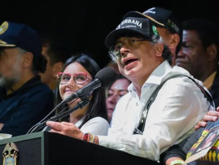 El Gobierno de Estados Unidos le retiró la visa al presidente de Colombia, Gustavo Petro, tras participar en una protesta por Palestina en Nueva York. El Departamento de Estado de EE. UU. argumentó que Petro se paró en una calle neoyorquina para instar a los soldados estadounidenses a desobedecer órdenes e “incitar a la violencia”.