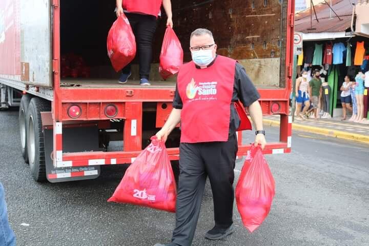 El padre Sergio Valverde, a ritmo de punta, se mandó con una canción para que usemos mascarilla y evitemos el contagio