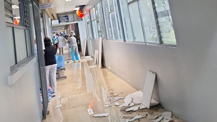 Las lluvias afectaron varios salones del hospital de Cartago.