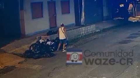 Un indignante hecho de violencia contra una niña quedó grabado en una cámara de seguridad cuando un sujeto la agarró, pese a que ella se resistió y la tiró a un basurero. Foto: Captura de video