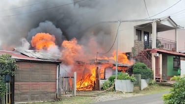 Llamas dejan a dos familias sin casa y Bomberos evita que otros 15 hogares pierdan su techo
