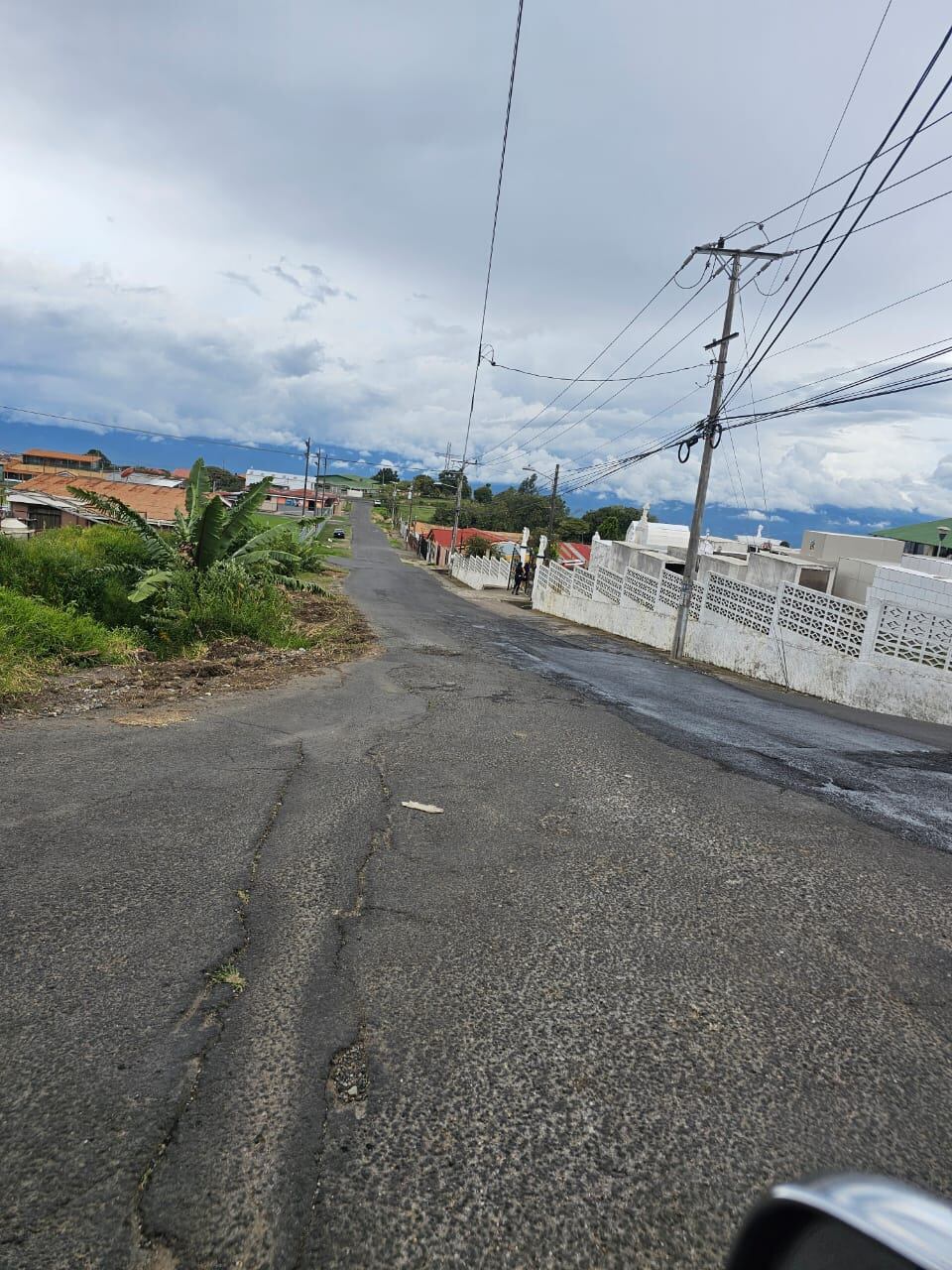 Vías de Cartago que están en mal estado y el MOPT no interviene, según denuncia de Mario Redondo, alcalde de Cartago. Cortesía.