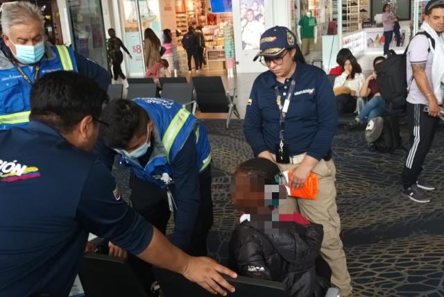 Niña perdida en aeropuerto
