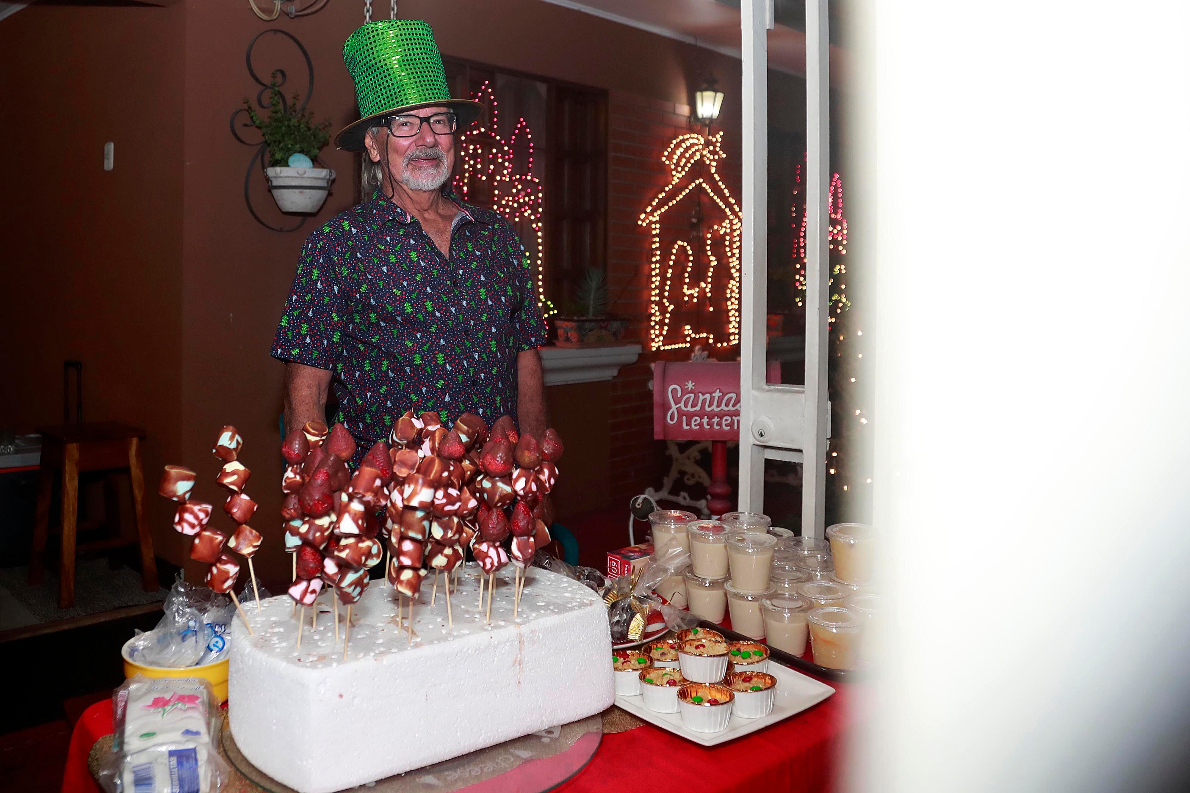 07/12/2023 San Joaquín de Flores. Vecinos de barrio La Cruz reviven la tradición de todos los años con la iluminación del frente de sus casas y árboles de las aceras, además de la venta de comidas que acerca a decenas de personas, quienes todas las noches se acercan para compartir en la calle misma y disfrutar de un verdadero ambiente navideño.