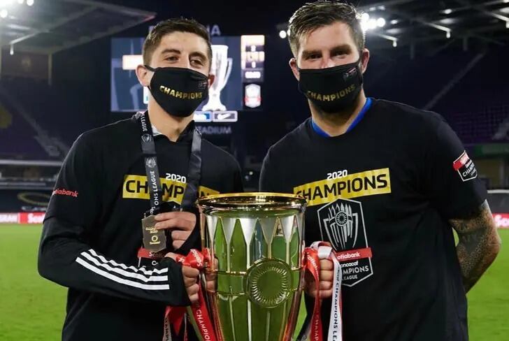 Adrián Garza ganó con Tigres la Copa de Campeones de Concacaf 2020 al lado del fracés André-Pierre Gignac. Foto: Twitter