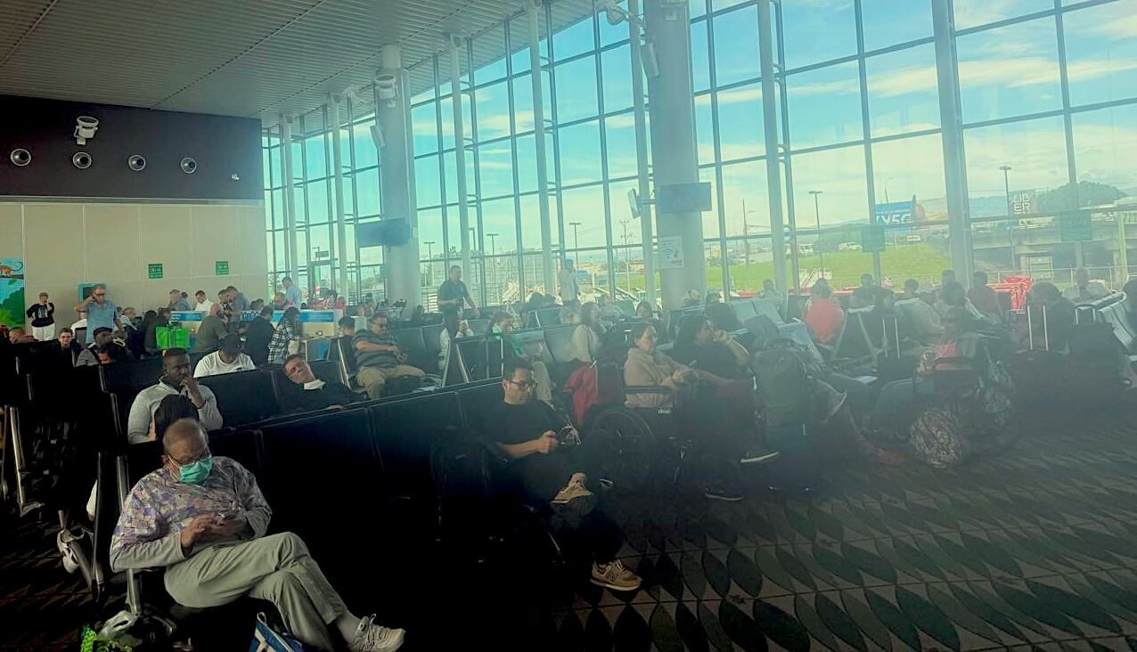 Así lucen las salas de abordaje del Aeropuerto Juan Santamaría por la suspensión de operaciones aéreas debido un fallo eléctrico. Fotografía: