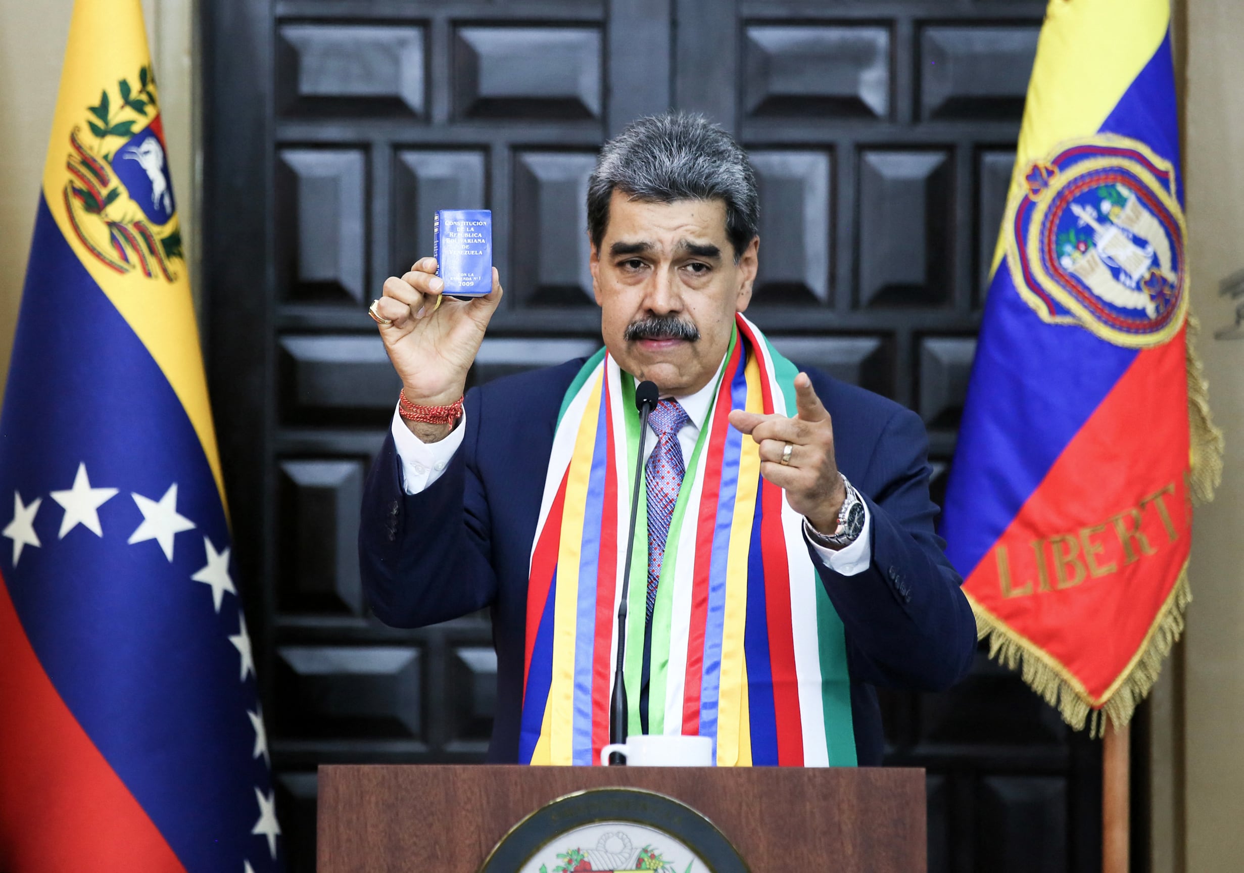 Esta fotografía difundida por la Presidencia de Venezuela muestra al presidente de Venezuela, Nicolás Maduro, hablando durante un evento que conmemora el aniversario de la muerte del Libertador Simón Bolívar en Caracas el 17 de diciembre de 2025. Venezuela adoptó una postura desafiante el 17 de diciembre, insistiendo en que sus exportaciones de petróleo crudo no se vieron afectadas por el anuncio del presidente estadounidense Donald Trump de un bloqueo potencialmente paralizante.